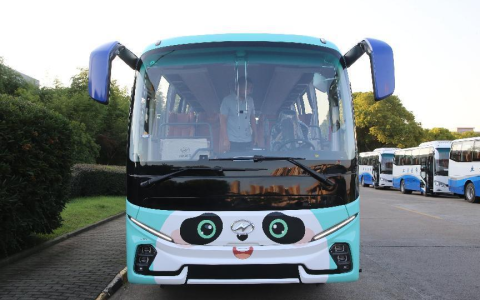 熊猫巴士来了！苏州金龙新V系助成都飞翔车队打造国宝级旅运IP