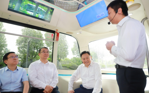 全国总工会党组书记徐留平来苏调研 观摩体验苏州金龙无人驾驶巴士