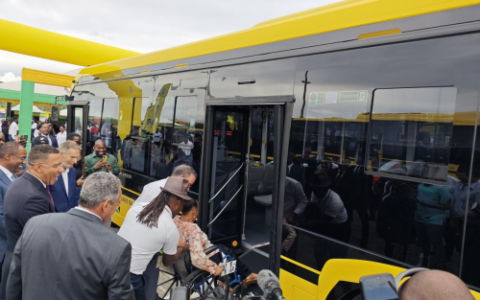 蛟龙出海盘蓝山 鲜车驰骋惊雷鬼 百余辆金旅客车惊艳牙买加街头