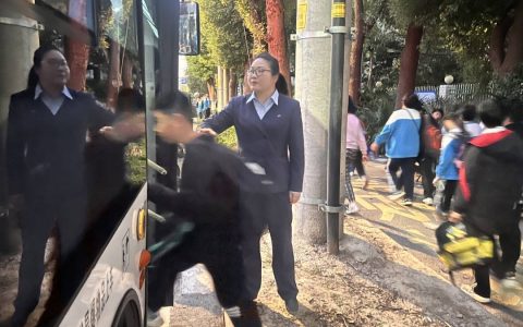 武汉女公交司机在开车时直播，无人投诉还收获了“铁粉”……