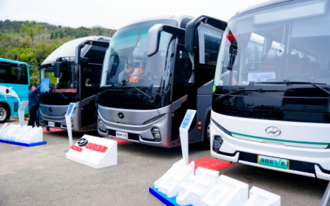 华为“黑科技”加持！苏州金龙新V系客车创新引领旅游出行未来
