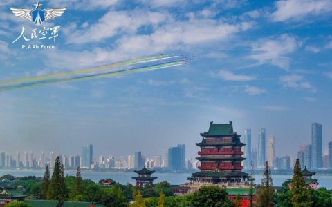 飞越滕王阁！“红鹰”炫舞“英雄城”