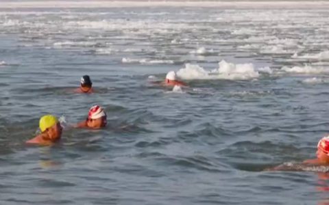 刺激！冰天雪地里，今年的冬泳又开始了……