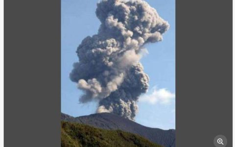 日本御岳火山连续喷发 烟柱高达1200米