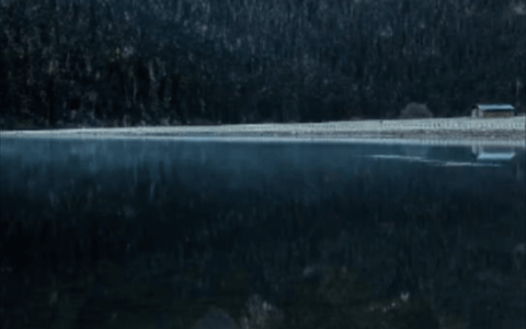 雪山与湖水共影，水天一色同时上演“日照金山”