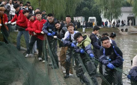 武科大沁湖鱼宴：千余师生共织“渔”乐盛事，中外文化同湖共“宴”