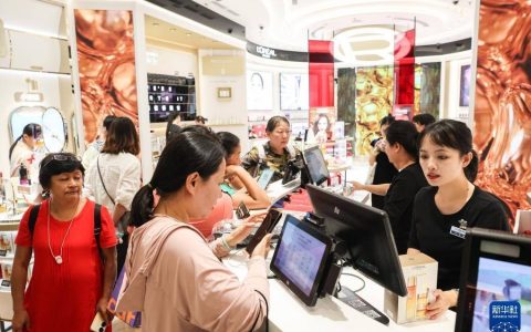 海南三亚：离岛免税消费热