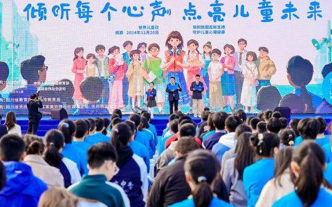中国逾50个城市和600所学校为庆祝世界儿童日而点亮， 携手促进儿童心理健康