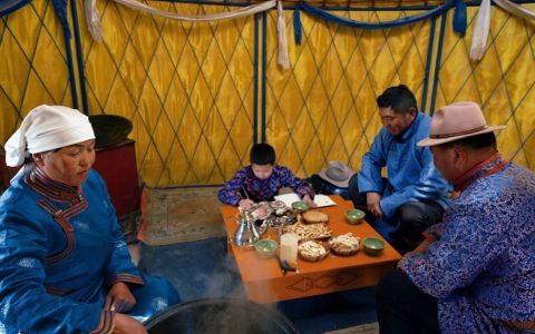 比牦牛还珍贵！一张课桌竟然是草原地区的奢侈品