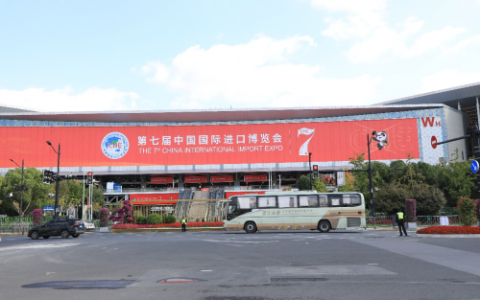 七载同行，共襄盛会!苏州金龙高标准服务进博会彰显中国智造风采