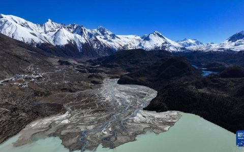 西藏来古冰川：壮美奇观 自然瑰宝