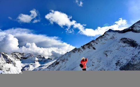 让冰川“退烧”：四川藏地小县如何守住亿年冰川？