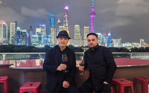 青年作家李庆贤拜访自由搏击运动员一龙