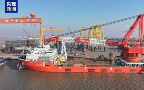 再添一艘“水上大力士”！5000吨自航起重船在江苏南通交付