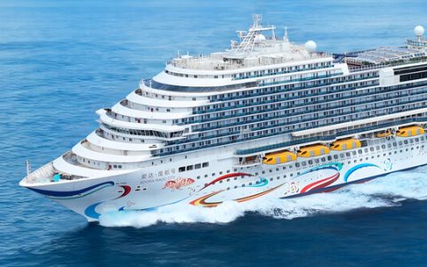 爱达•魔都号迎来首航周年庆 联合央视新闻盛装“闪耀中国红”