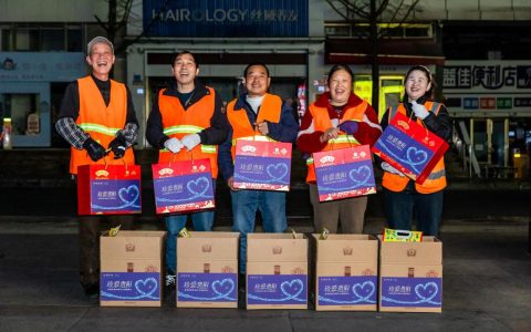 致敬城市美容师！贵州珍酒开展环卫工人慰问活动