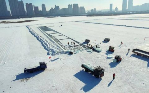 松花江上采冰忙 哈尔滨冰雪大世界开采存冰 备战下个冰雪季