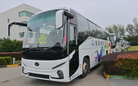 新V系客车驶进极边之城！苏州金龙携手运鑫旅运共“绘”腾冲神韵