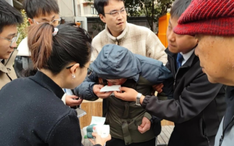 肌无力老人摔倒路边，门店接力救助送医！点赞冬日暖心瞬间