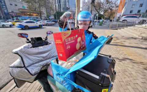 饿了么×良品铺子送春节年礼，为百岁老人送上如意祝福