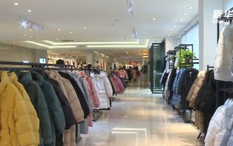 羽绒服里穿得越多反而不暖和了？答案让人意外！