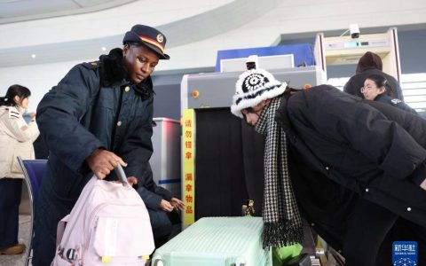 新华全媒+丨春运路上 外国志愿者感受“流动的中国”