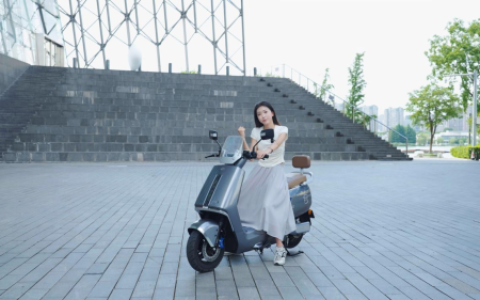 开学季新风尚：小刀电动车——大学生校园出行的理想伙伴