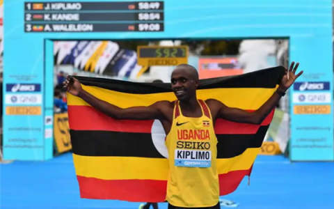 乌干达选手破纪录！人类半马首次进入56分时代