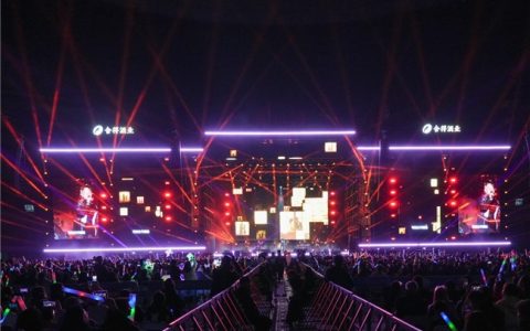 践行“渠道向下、品牌向上、全面向C”，舍得酒业总冠名AI情书怀旧演唱会湖州站燃情开唱