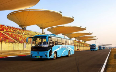 银翼裂风 光轨织梦！苏州金龙连续15年护航上海F1赛事