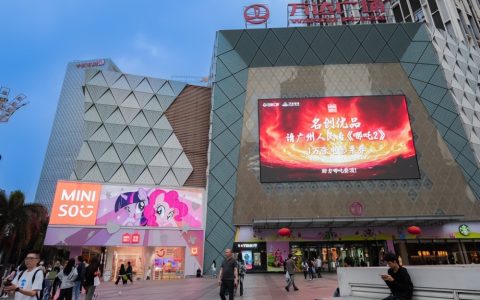 应援《哪吒2》，名创优品叶国富撒万张影票请广州市民观影