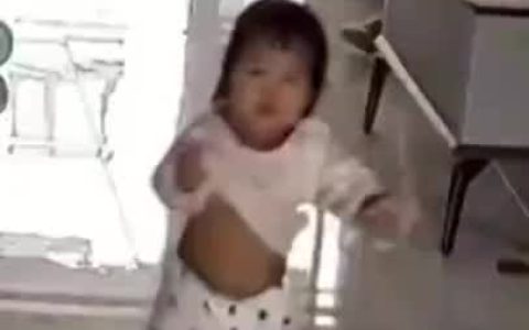 宝宝和爸爸吵架 一气之下学会走路 网友：逼出来的！