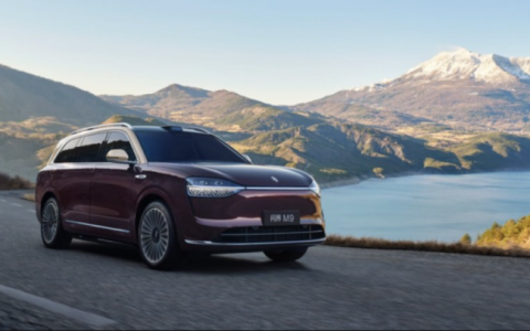 新品问界M8订单突破10万 机构维持赛力斯“强烈推荐“评级