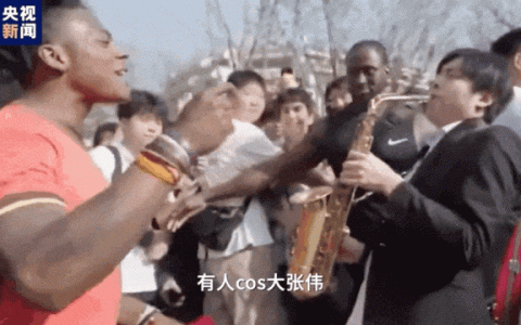 世纪会面！“甲亢哥”与大张伟合唱《阳光彩虹小白马》