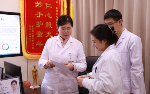 从沉默寡言到开朗健谈，南京妇儿康医院杜玉芳主任改写 12 岁少年成长轨迹