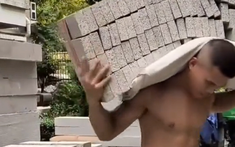 励志！男子不抽烟不喝酒搬砖9年攒200万：返乡盖新房买新车