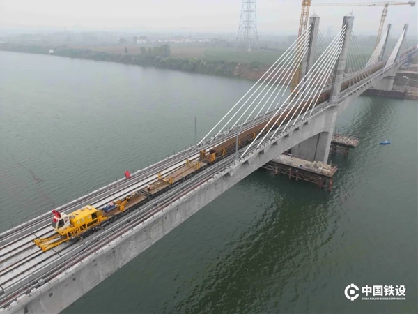 一天铺轨21公里：襄荆高铁刷新全国记录插图