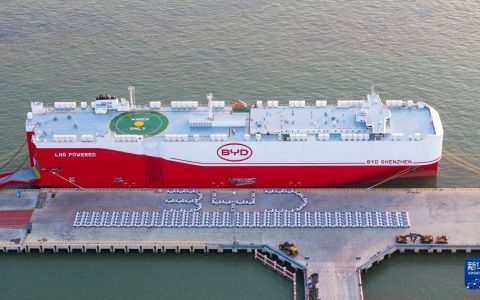 专业汽车运输船“深圳号”在江苏太仓开始装车作业