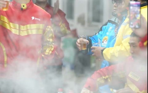 刘强东请吃饭：有身着饿了么、美团工服小哥向其敬酒