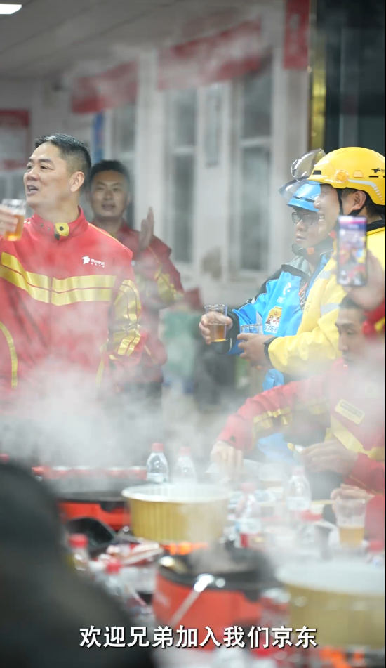 刘强东请吃饭：有身着饿了么、美团工服小哥向其敬酒插图