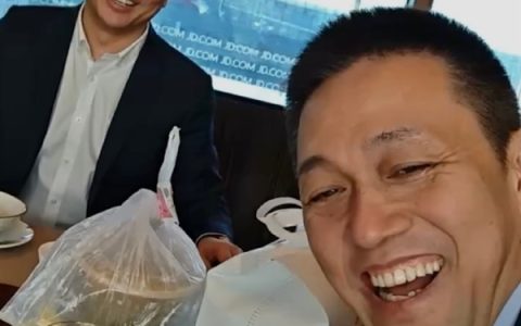 刘强东近照曝光！和李斌一起吃京东外卖