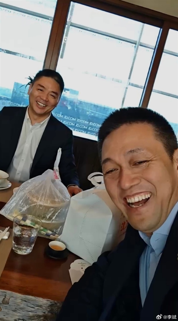 刘强东近照曝光！和李斌一起吃京东外卖插图