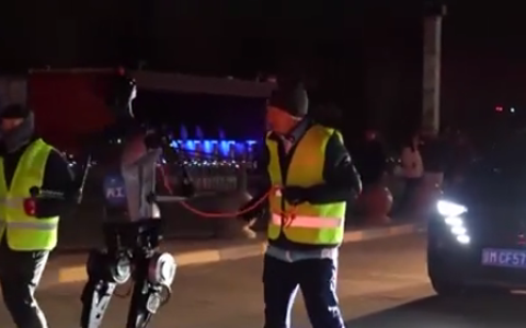 全球首个人形机器人半马本周举行：参赛机器人首次路测