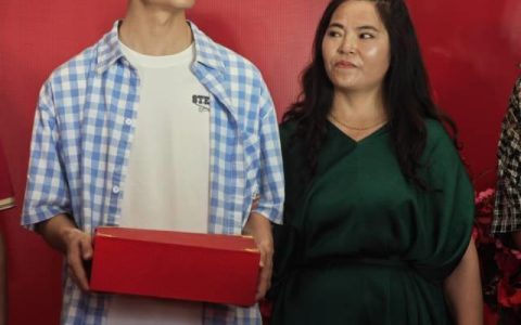 4岁男童失踪25年后回家，母亲将全部积蓄20万元交给他