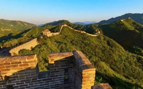 哪里跑！两名游客在八达岭长城刻字后返回上海，京沪警方联手办案，已拘留！