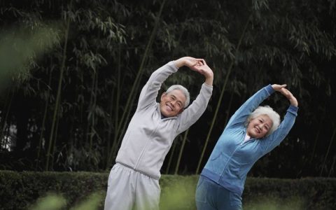 不想晚年只能躺在床上，现在做好这4点还不晚！