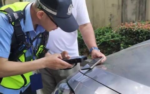 张纪中杭州开车送娃上学撞车上热搜：被判全责 我不会跑 我是张纪中