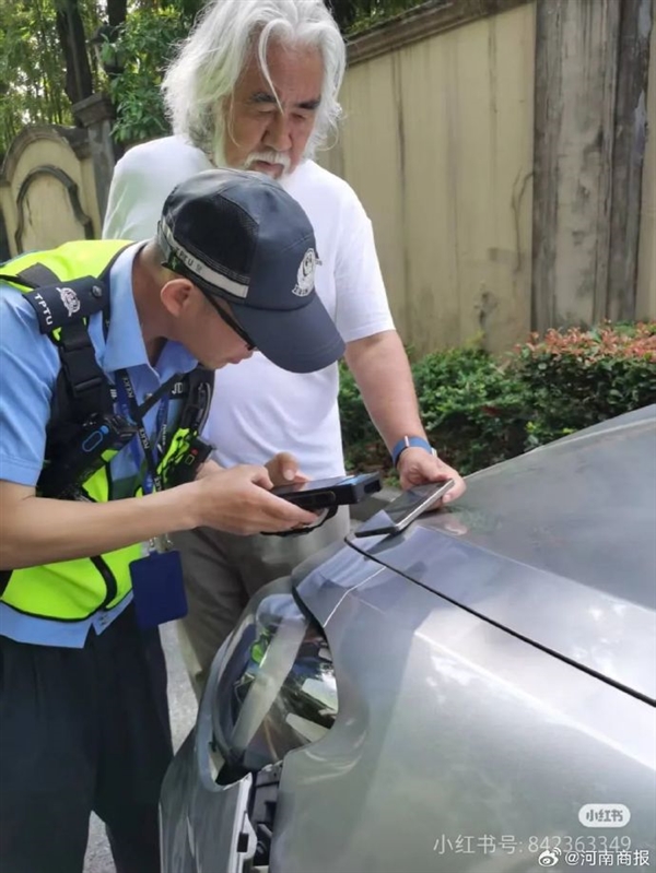 张纪中杭州开车送娃上学撞车上热搜：被判全责 我不会跑 我是张纪中插图