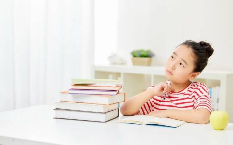 带着孩子练习这三个动作，改善含胸驼背！