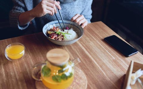 吃饭暴露年龄！出现这3个信号，说明你在悄悄变老